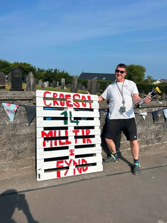Dim ond 5 diwrnod i fynd tan Eisteddfod y Garreg Las - cadwch lygaid allan am y paledi mae’n disgyblion wedi bod yn paentio o gwmpas yr ardal leol.

🎨  🧑‍🎨 👩‍🎨 🏴󠁧󠁢󠁷󠁬󠁳󠁿 

Only 5 days to go until the Eisteddfod. Keep an eye out the pallets that our pupils have been painting dotted around the local area.