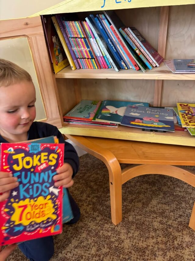 Ymwelydd cyntaf i’r Llyfrgell fach. Diolch yn fawr Emrys 
The first visitor to the Little Library. Thank you Emrys